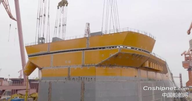 外高橋造船FPSO首制船船艏部最后一只總段80F搭載上船