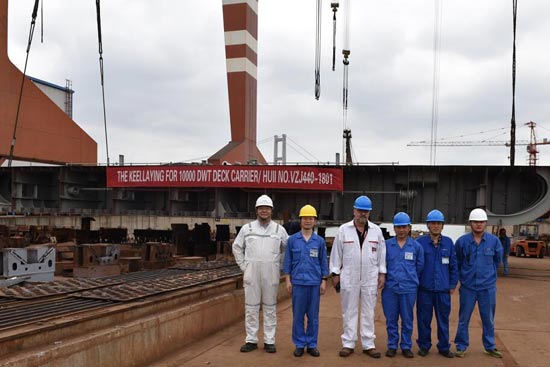 鎮(zhèn)江船廠萬噸級電力推進甲板運輸船首制船上船臺